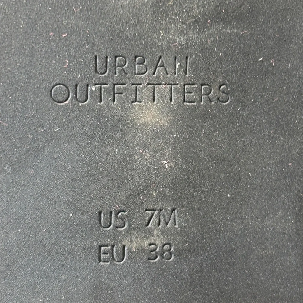 Urban Outfitters Black Croc Print Loafers with Heel and gold chain accent size 7 - Picture 10 of 11